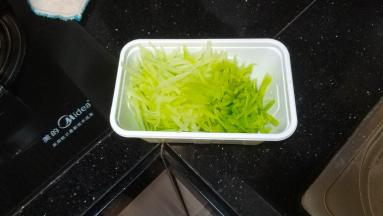 莴笋刨丝