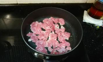 锅里热油放入肉片煎香
