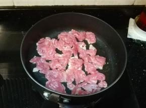 锅里热油放入肉片煎香