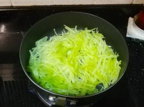 锅里热油放入蒜盐、糖，倒入莴笋丝翻炒均匀