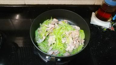 最后倒入肉片炒均匀即可
