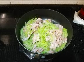 最后倒入肉片炒均匀即可