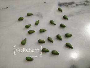 绿面团，揉成水滴状，大概如黄豆般大小。