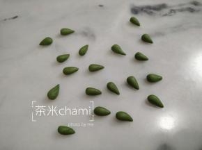绿面团，揉成水滴状，大概如黄豆般大小。