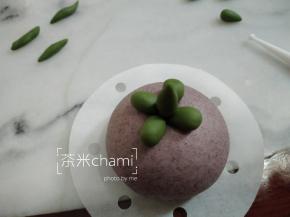 接着把蒂也装上去。
夏天室温发酵40分钟，冬天烤箱30度发酵40分钟，蒸十分钟。