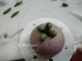 接着把蒂也装上去。
夏天室温发酵40分钟，冬天烤箱30度发酵40分钟，蒸十分钟。