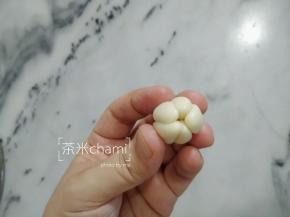 每瓣抹点油，再捏合在一起。