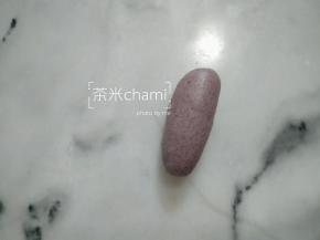 把黑面团搓成长条。