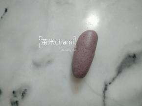 把黑面团搓成长条。