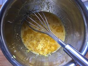 加入柠檬皮屑，搅拌