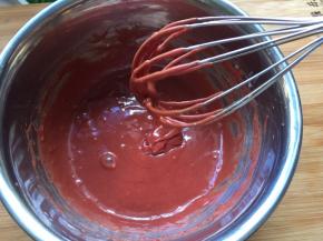 分两次加入软化好的黄油，搅拌均匀