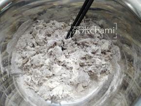主材料拌匀后，揉成光滑面团。这个黑米粉的量蒸出来是浅黑色的，如果想深色可以再多加黑米粉的。