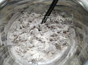 主材料拌匀后，揉成光滑面团。这个黑米粉的量蒸出来是浅黑色的，如果想深色可以再多加黑米粉的。