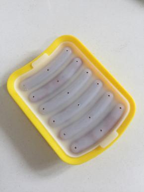 把硅胶模具的盖子也刷一层薄薄的油，盖在模具上。