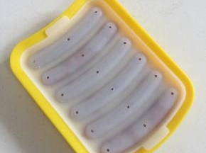 把硅胶模具的盖子也刷一层薄薄的油，盖在模具上。