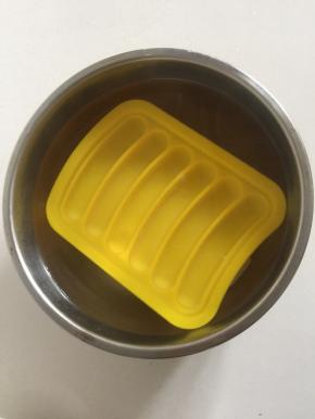 香肠硅胶模具用洗洁精清洗干净后，再放在开水中烫一下消毒。