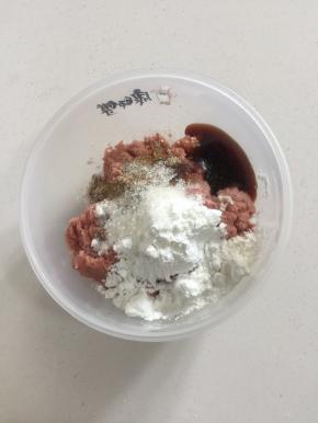 打好的肉糜中加入玉米淀粉，盐，鸡精，蚝油，生抽，肉馅调料，糖搅拌均匀。
