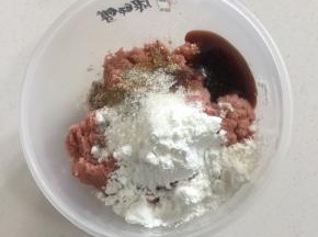 打好的肉糜中加入玉米淀粉，盐，鸡精，蚝油，生抽，肉馅调料，糖搅拌均匀。