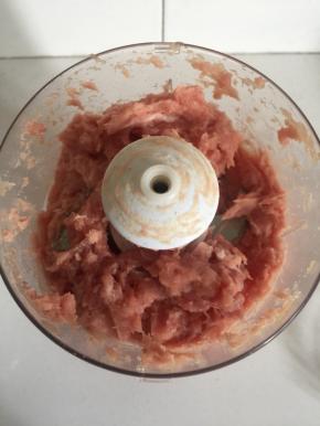 把瘦肉丁放进料理机打成肉糜备用。