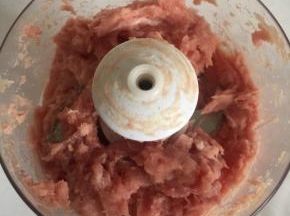 把瘦肉丁放进料理机打成肉糜备用。