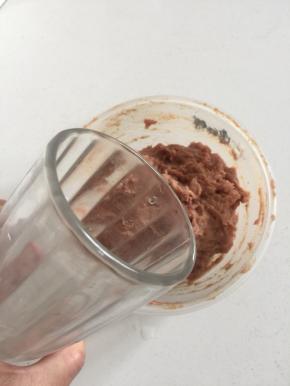 多次少量的加入适量的水，顺时针方向搅拌至肉糜上劲儿即可。