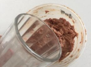 多次少量的加入适量的水，顺时针方向搅拌至肉糜上劲儿即可。