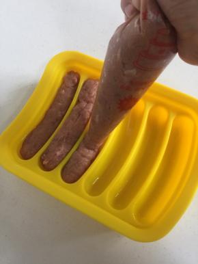 把肉糜均匀的挤在香肠硅胶模具中。