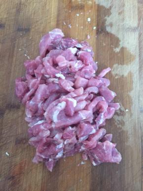 瘦肉洗净切成小丁儿备用。