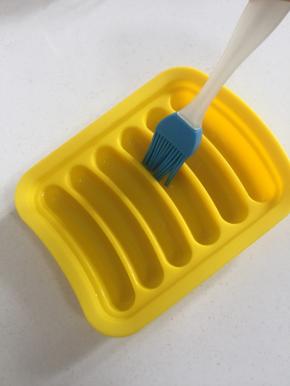 用厨房纸把硅胶模具擦干水分后，再在硅胶模具中薄薄的刷一层油，防粘。