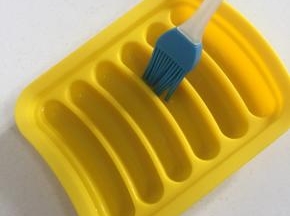 用厨房纸把硅胶模具擦干水分后，再在硅胶模具中薄薄的刷一层油，防粘。