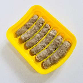 蒸好的香肠，很轻松的就脱模了，直接趁热食用，或者放在平底锅里煎一下再食用都可以哦！