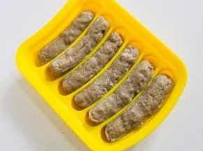 蒸好的香肠，很轻松的就脱模了，直接趁热食用，或者放在平底锅里煎一下再食用都可以哦！