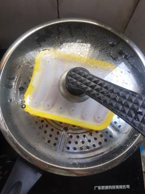 水开后，把香肠硅胶模具放进蒸锅中蒸20分钟即可。