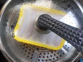 水开后，把香肠硅胶模具放进蒸锅中蒸20分钟即可。