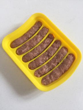 依次把香肠硅胶模具挤满。