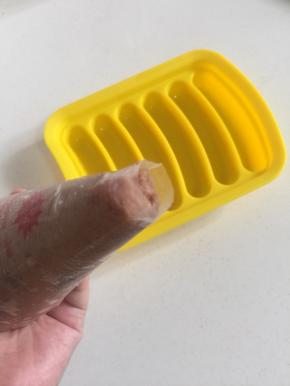 把肉糜装进裱花袋中，在裱花袋顶部剪一个小口。