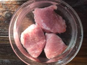 把瘦肉洗净，用清水浸泡半小时