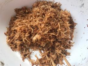 用筷子拌炒散开，即可