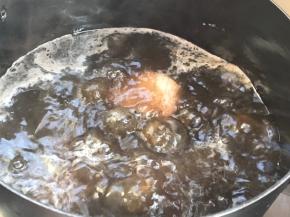 捞出浮末，转小火煮1小时