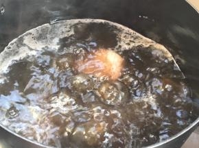 捞出浮末，转小火煮1小时