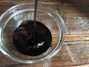 被一小碗，装入蚝油、生抽、糖搅拌均匀备用