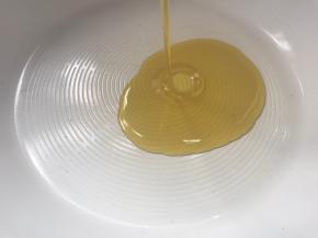 锅置火上，加入适量食用油