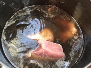 加入瘦肉，煮沸