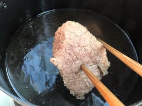 用筷子轻轻插透即可