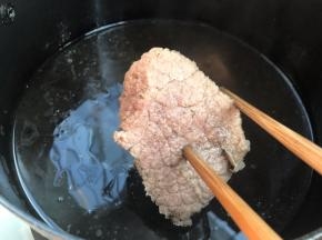 用筷子轻轻插透即可
