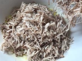 加入瘦肉丝，煎炒至干水分，出浓浓的香味