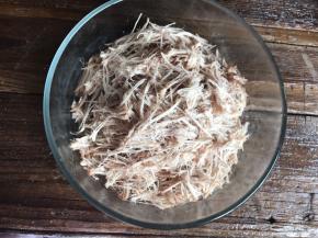 用手撕成丝，也可以装入保鲜袋用擀面杖碾压成碎丝