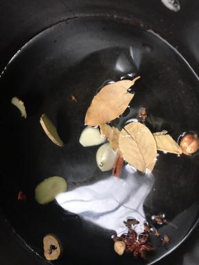 汤锅置火上，加入半锅清水，加入八角、桂皮、香叶、白芷、白寇、丁香、姜片、蒜头、盐和酱油，开大火