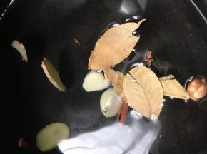 汤锅置火上，加入半锅清水，加入八角、桂皮、香叶、白芷、白寇、丁香、姜片、蒜头、盐和酱油，开大火