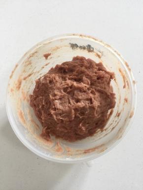 瘦肉洗净切成小丁儿备用。 把瘦肉丁放进料理机打成肉糜备用。打好的肉糜中加入玉米淀粉，盐，鸡精，蚝油，生抽，肉馅调料，糖搅拌均匀。多次少量的加入适量的水，顺时针方向搅拌至肉糜上劲儿即可。搅拌好的肉糜静置10分钟备用。